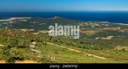 Vue panoramique de l'estuaire de la Ría de Arosa Saline depuis Un point de vue de Curota, Puebla del Caramiñal, Ría de Arosa, la Coruña, Galice, Espagne, Europe Banque D'Images