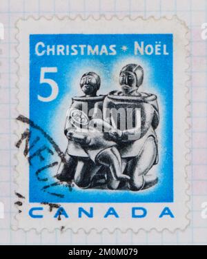 Photo d'un timbre-poste de la famille Eskimo du Canada sculptant Noël 1968 Banque D'Images