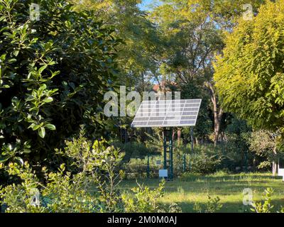 Panneaux d'énergie solaire installés dans le jardin pour une énergie durable Banque D'Images