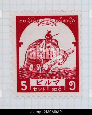 Photo d'un timbre-poste de la Birmanie occupation japonaise Eléphant asiatique Elepha maximus transport de tronc d'arbre 1943 Banque D'Images