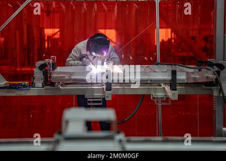 HEFEI, CHIAN - DECEMBER7, 2022 - Un ouvrier travaille devant un poste de soudage de réparation à l'atelier n° 1 de logement de batterie au Guoxuan High-Tech Banque D'Images