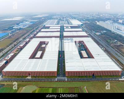 HEFEI, CHIAN - DECEMBER7, 2022 - la photo aérienne montre la vue générale de la base de Feidong de haute technologie de Guoxuan dans le parc de démonstration de l'économie circulaire d'Hefei i Banque D'Images