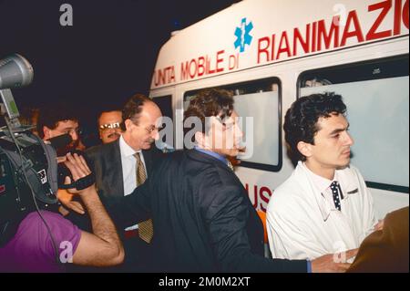 Le magistrat italien Giuseppe Ayala sur le site de l'attentat mafieux-terroriste à la bombe dans la via Ruggero Fauro, Rome, Italie 1992 Banque D'Images