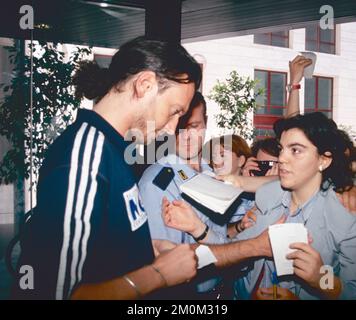 Le chanteur et compositeur italien Biagio Antonacci signe des autographes pour les fans avant le match de football de l'équipe de chanteurs, Naples, Italie 1994 Banque D'Images