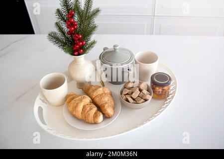 Petit-déjeuner, café et croissants au décor du nouvel an Banque D'Images