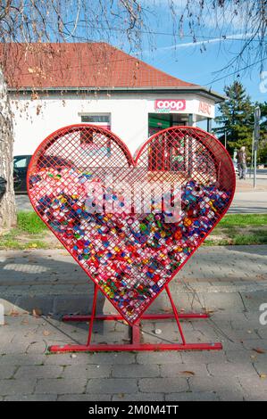 Un bac de collecte pour les bouchons de bouteilles en plastique pour la charité photographiés à Balatonacarattya, lac Balaton, Hongrie Banque D'Images