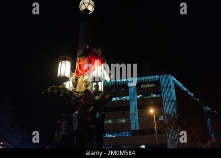 Barcelone, Espagne. 06th décembre 2022. Les gens détiennent le drapeau marocain pour célébrer la victoire de l'équipe de football du Maroc sur l'Espagne dans le centre-ville après le match de football. Dans une victoire surprise, l'équipe marocaine a battu l'Espagne aux sanctions, en passant aux quarts de finale, où elle affrontera le Portugal, pour la première de son histoire. (Photo par Davide Bonaldo/SOPA Images/Sipa USA) Credit: SIPA USA/Alay Live News Banque D'Images