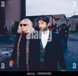 L'actrice italienne Monica Vitti et le réalisateur de film de mari Roberto Russo à Cinecittà pour avoir visité la chambre funéraire de Fellini, Rome, Italie 1993 Banque D'Images