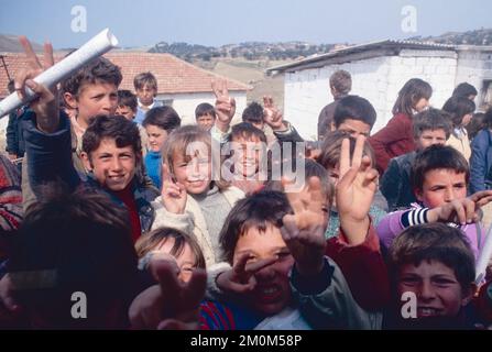 Enfants célébrant la victoire électorale du Parti démocratique, Tirana, Albanie 1992 Banque D'Images