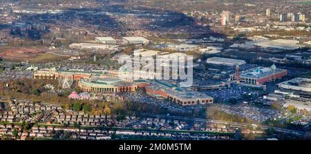 Une vue aérienne du Trafford Centre, Manchester, en décembre avec des parkings pleins, nord-ouest de l'Angleterre britannique Banque D'Images