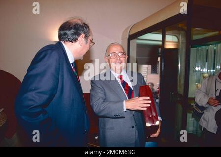 Journalistes italiens Giorgio Santerini (à gauche) et Giovanni Giovannini, Rome, Italie 1994 Banque D'Images