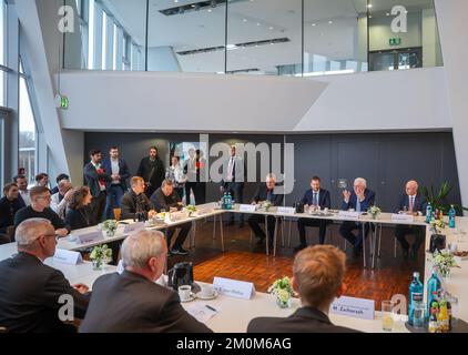 Leipzig, Allemagne. 07th décembre 2022. Le président fédéral Frank-Walter Steinmeier (2nd de droite) et Michael Kretschmer (3rd de droite, CDU), ministre-président de la Saxe, parlent aux employés de l'industrie des semi-conducteurs de Freibberg. Steinmeier mène ses activités officielles pendant trois jours à Freiberg, en Saxe. Credit: Jan Woitas/dpa/Alay Live News Banque D'Images