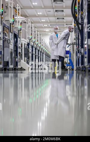 Leipzig, Allemagne. 07th décembre 2022. Deux employés travaillent dans le département de croissance à cristal unique de Freiberger Compound Materials GmbH. Les plaquettes d'arséniure de gallium pour la microélectronique et l'optoélectronique sont produites ici. Ils sont utilisés pour les composants haute fréquence pour les communications 4G/5G ou pour les LED ou les lasers. Le président Steinmeier dirige ses activités officielles pendant trois jours à Freiberg, en Saxe, et a visité Freiberg Compound Materials GmbH. Credit: Jan Woitas/dpa/Alay Live News Banque D'Images