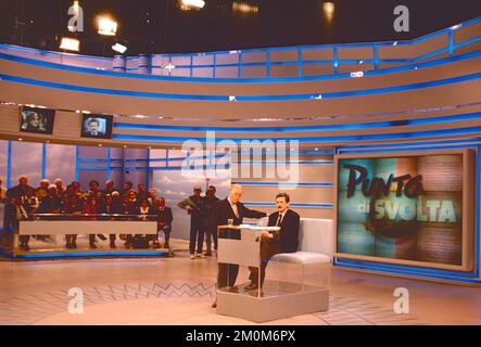 Gianfranco Funari (à gauche) et Massimo d'Alema, présentateur de la télévision italienne, au Funari News - Punto di Svolta TV show, Rome, Italie 1994 Banque D'Images