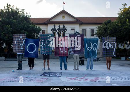 Chiang Mai, Chiang Mai, Thaïlande. 6th décembre 2022. Les manifestants tiennent des Longyis peints avec des textes birmans « ne pas être autorisé à gouverner du tout », à côté des 7 nez de corde dans un rassemblement contre la junte birmane condamné à des peines de mort à 7 étudiants de l'université du myanmar devant le monument des trois rois de Chiang Mai, Thaïlande le 6 décembre 2022. (Image de crédit : © Thuya Zaw/ZUMA Press Wire) Banque D'Images