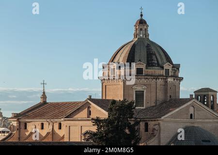 Rome, Italie - novembre 2022 : magnifique et emblématique architecture et dômes d'église dans la ville Banque D'Images