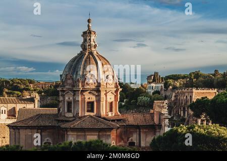 Rome, Italie - novembre 2022 : magnifique et emblématique architecture et dômes d'église dans la ville Banque D'Images