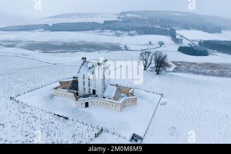 Corgarff, Écosse, Royaume-Uni. 7th décembre 2022. La forme caractéristique du château de Corgarff dans Aberdeenshire entouré d'un paysage enneigé. Le nord et l'est de l'Écosse sont actuellement soumis à des températures froides et à de forts vents du nord qui amènent la neige vers le sol. Iain Masterton/Alay Live News Banque D'Images