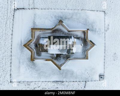 Corgarff, Écosse, Royaume-Uni. 7th décembre 2022. La forme caractéristique du château de Corgarff dans Aberdeenshire entouré d'un paysage enneigé. Le nord et l'est de l'Écosse sont actuellement soumis à des températures froides et à de forts vents du nord qui amènent la neige vers le sol. Iain Masterton/Alay Live News Banque D'Images