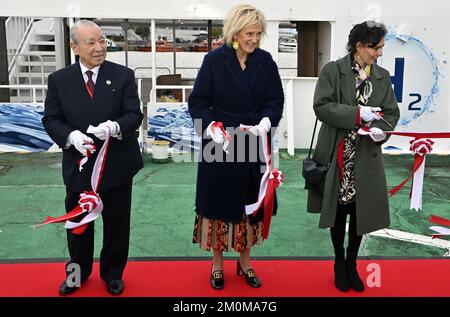 M. Takahashi, la princesse Astrid de Belgique et le ministre fédéral Hadja Lahbib photographiés lors de la cérémonie de découpe du ruban de l'Hydrobingo lors d'une visite au port de Nagoya, lors de la Mission économique belge au Japon, le mercredi 07 décembre 2022. Une délégation avec la princesse et divers ministres se rendra à Tokyo, Nagoya, Osaka et Kyoto. BELGA PHOTO ERIC LALMAND Banque D'Images