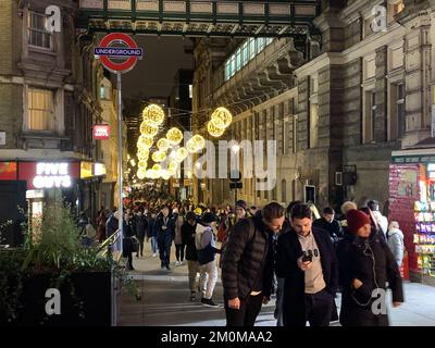 6th décembre 2022. London Waterloo, Royaume-Uni. Une soirée animée à Villiers Street, Londres, à côté de la gare de Charing Cross. Les dirigeants syndicaux ont rejeté la dernière offre de rémunération et de nouvelles grèves ferroviaires sont prévues à Vas-y le 13-14 décembre 2022, le 16-17 décembre et de 6pm à la veille de Noël à 6am le 27th décembre. Beaucoup de voyageurs commencent à perdre patience avec les grèves de chemin de fer, surtout parce que cela signifie que beaucoup de gens ne pourront plus aller et rendre visite à la famille et aux amis pendant la période de Noël si le chemin de fer frappe Vas-y. Crédit : Maureen McLean/Alay Live News Banque D'Images