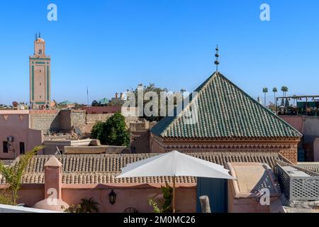 Riad Assala à Marrakech. Deux riads reliés avec des espaces élégants et intimes, une piscine centrale et formelle et un jardin sur le toit donnant sur la ville. Banque D'Images