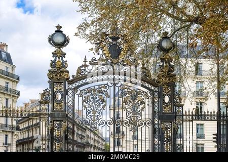 Paris, dans le magnifique parc Monceau, grille, en fer forgé doré avec des bâtiments en arrière-plan Banque D'Images