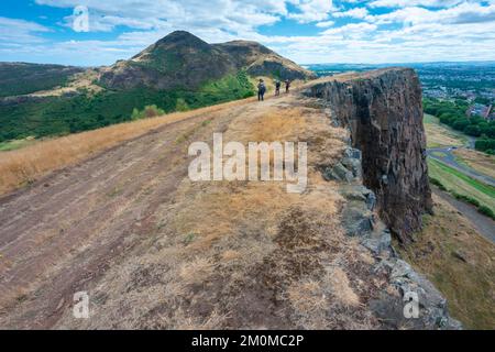 Grimpez jusqu'au sommet de la montagne surplombant Holyrood Park, une vue fantastique sur la capitale de l'Écosse, depuis le château d'Édimbourg Banque D'Images