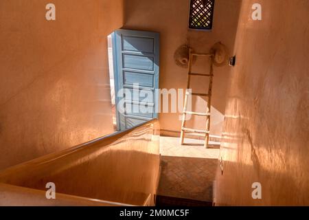 Riad Assala à Marrakech. Deux riads reliés avec des espaces élégants et intimes, une piscine centrale et formelle et un jardin sur le toit donnant sur la ville. Banque D'Images