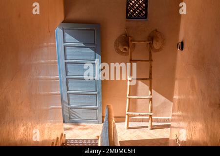 Riad Assala à Marrakech. Deux riads reliés avec des espaces élégants et intimes, une piscine centrale et formelle et un jardin sur le toit donnant sur la ville. Banque D'Images