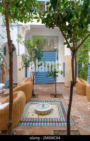 Riad Assala à Marrakech. Deux riads reliés avec des espaces élégants et intimes, une piscine centrale et formelle et un jardin sur le toit donnant sur la ville. Banque D'Images