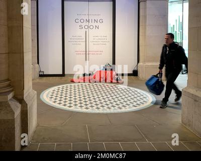 Londres, Royaume-Uni. 6th décembre 2022. Un homme sans abri dort devant un magasin à Londres. Les températures devraient tomber en dessous de zéro pour les prochains jours, ce qui aura un impact dur sur les conditions de sommeil agité. Crédit : Maureen McLean/Alay Live News Banque D'Images