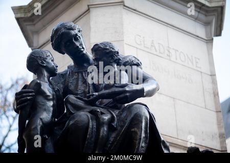 Figure allégorique de la Fraternité sur le mémorial de Gladstone en bronze sur le Strand dans le centre de Londres Banque D'Images