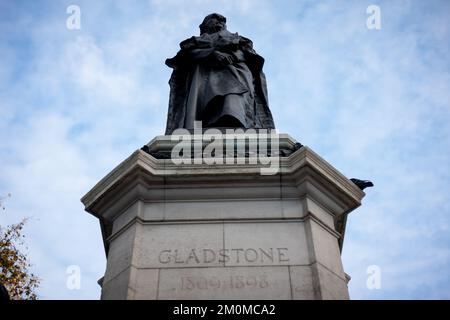 Mémorial de Gladstone en bronze sur le Strand dans le centre de Londres par HAMO Thorneycroft Banque D'Images