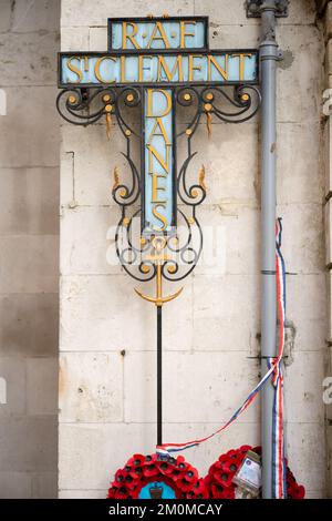 Panneau devant l'église St Clément Danes à Londres Banque D'Images