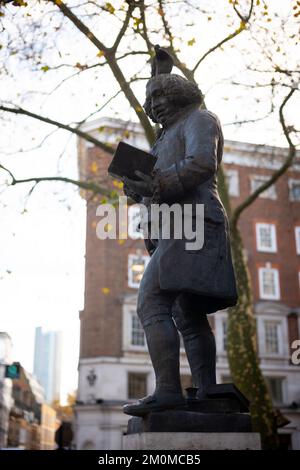 Statue de Samuel Johnson LLD, critique, essayiste, philologue, biographe, wit, poète, moraliste, dramaturge, écrivain politique, et talker. Banque D'Images