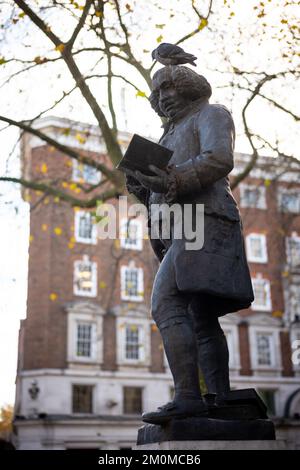 Statue de Samuel Johnson LLD, critique, essayiste, philologue, biographe, wit, poète, moraliste, dramaturge, écrivain politique, et talker. Banque D'Images