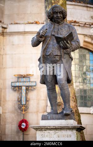 Statue de Samuel Johnson LLD, critique, essayiste, philologue, biographe, wit, poète, moraliste, dramaturge, écrivain politique, et talker. Banque D'Images