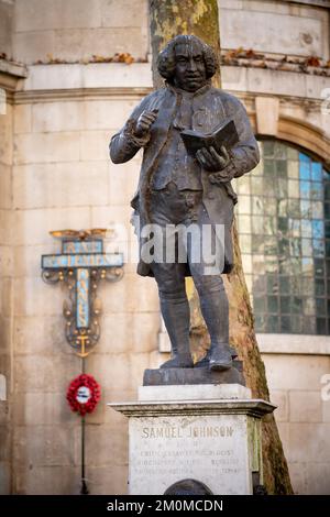 Statue de Samuel Johnson LLD, critique, essayiste, philologue, biographe, wit, poète, moraliste, dramaturge, écrivain politique, et talker. Banque D'Images