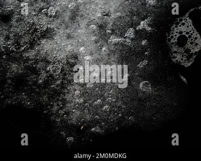 Un cliché en niveaux de gris de mousse dans l'eau Banque D'Images