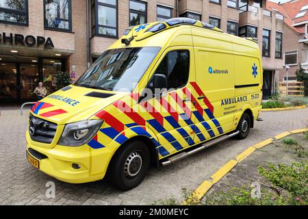 Une ambulance néerlandaise de la région de la Haye (Regio Haaglanden) est garée devant une maison de retraite. Banque D'Images