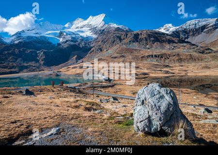 Paysage de montagne sauvage et lac près du col de la Bernina, en Suisse, près de la frontière italienne Banque D'Images