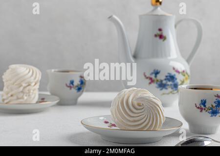 tea party avec un zephyr aéré et délicat sur fond clair. dessert maison, pâtisserie, chef pâtissier, vacances, anniversaire, confiserie, thé gourmet p Banque D'Images