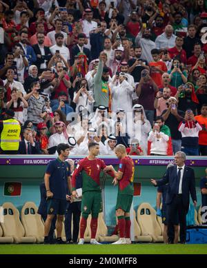 Doha, Qatar. 6th décembre 2022. Pepe (Portugal) mains Cristiano Ronaldo (Portugal) le brassard du capitaine Portugal - Suisse Portugal - Schweiz World Banque D'Images