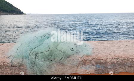 le filet de pêche s'est emmêlé avec le lac en arrière-plan Banque D'Images