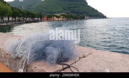 le filet de pêche s'est emmêlé avec le lac en arrière-plan Banque D'Images