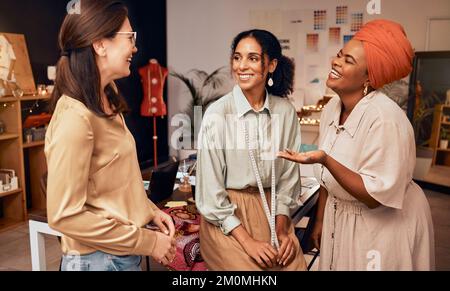 Mode, designer et amis avec des femmes en atelier sur la pause pour la fabrication, l'idée ou la création. Collaboration, travail d'équipe et satisfaction du groupe Banque D'Images