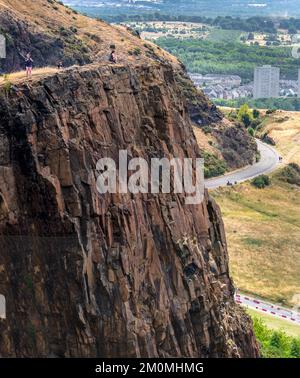 Édimbourg, Écosse-01 août 2022 : les visiteurs grimpent jusqu'au siège d'Arthur, se tiennent au bord d'une falaise verticale élevée, avec une vue imprenable sur Édimbourg Banque D'Images