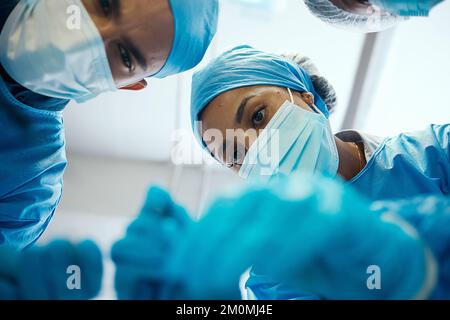 Diversité, travail d'équipe ou chirurgie médecins dans les opérations médicales d'urgence, les soins de santé ou la collaboration avec le patient. Masque facial, médecin ou équipe d'infirmières pour Banque D'Images