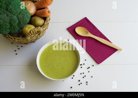 Soupe fraîche à la crème de brocoli dans un bol, nourriture saine, vie saine. Banque D'Images